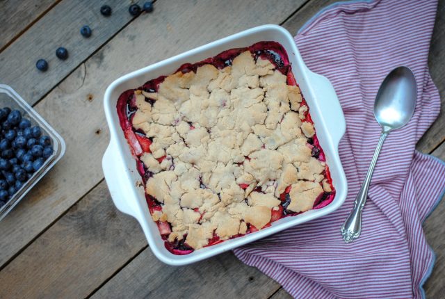 Paleo berry cobbler: a delicious grain free dessert that combines baked berries with a delicious grain-free topping. #paleodessert #vegandessert
