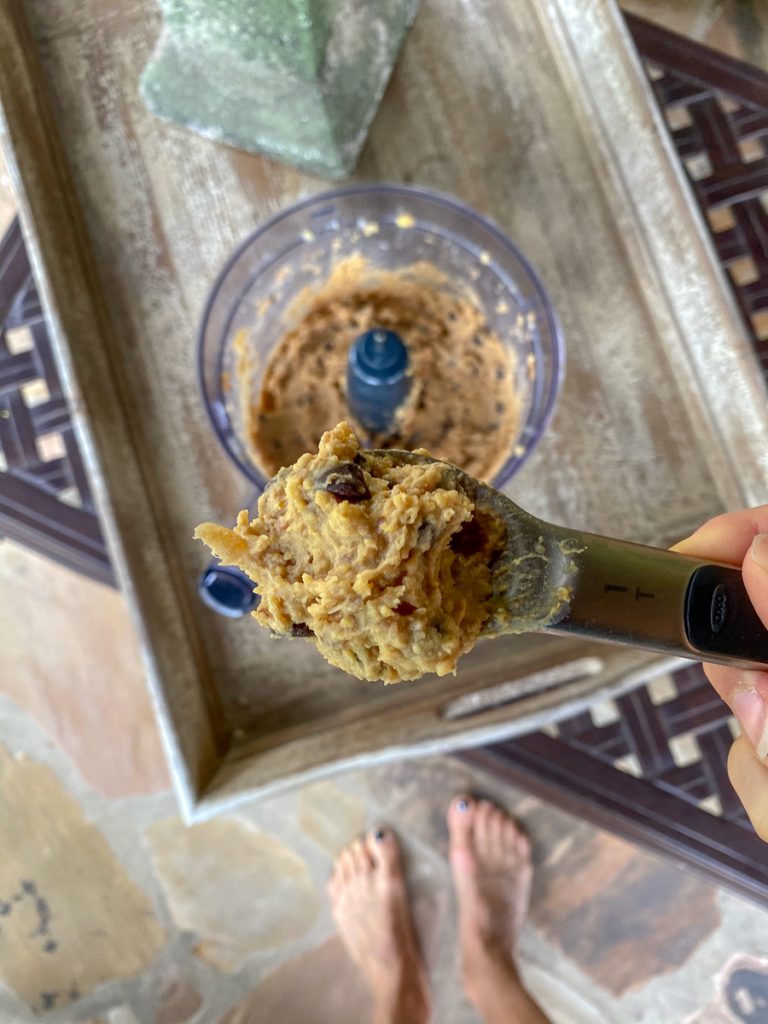 don't you want a bite of this vegan chocolate chip cookie dough?!
