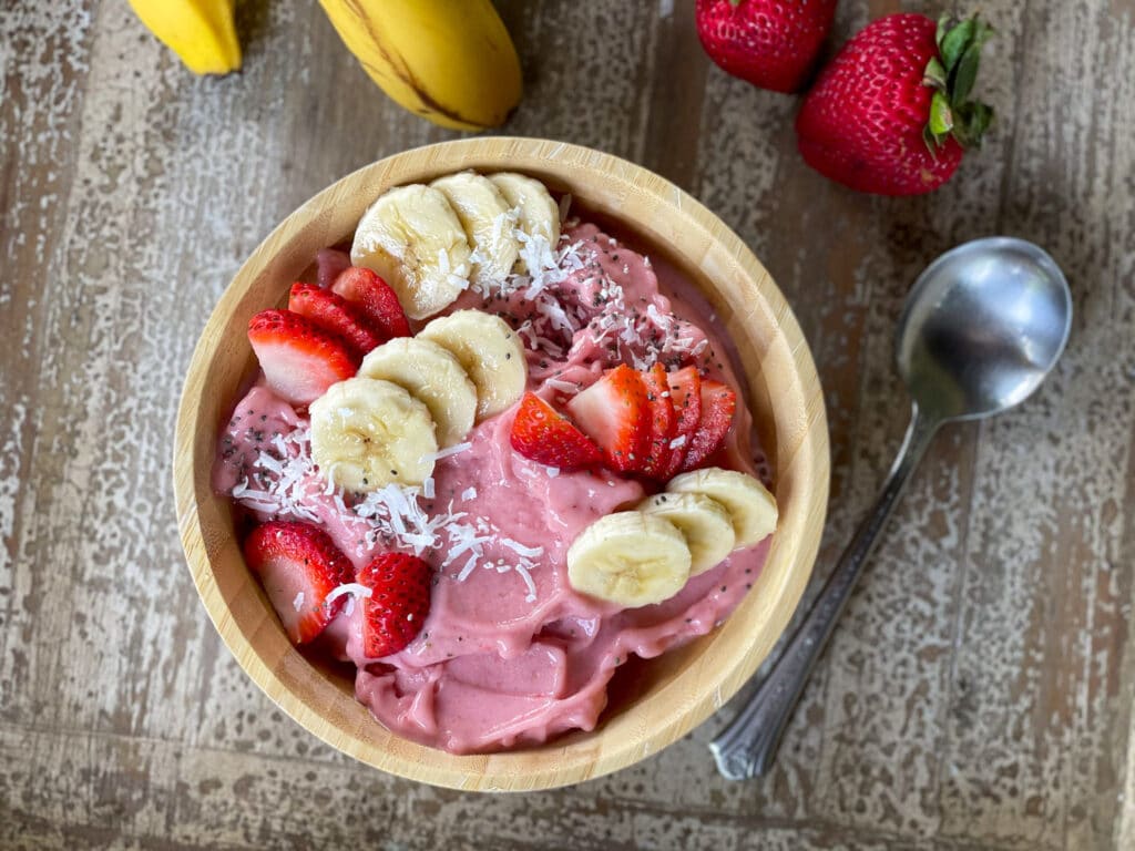 3 ingredient dairy-free strawberry banana smoothie bowl