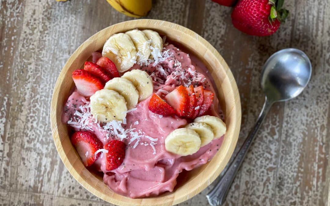 Healthy Strawberry Banana Smoothie Bowl without Yogurt