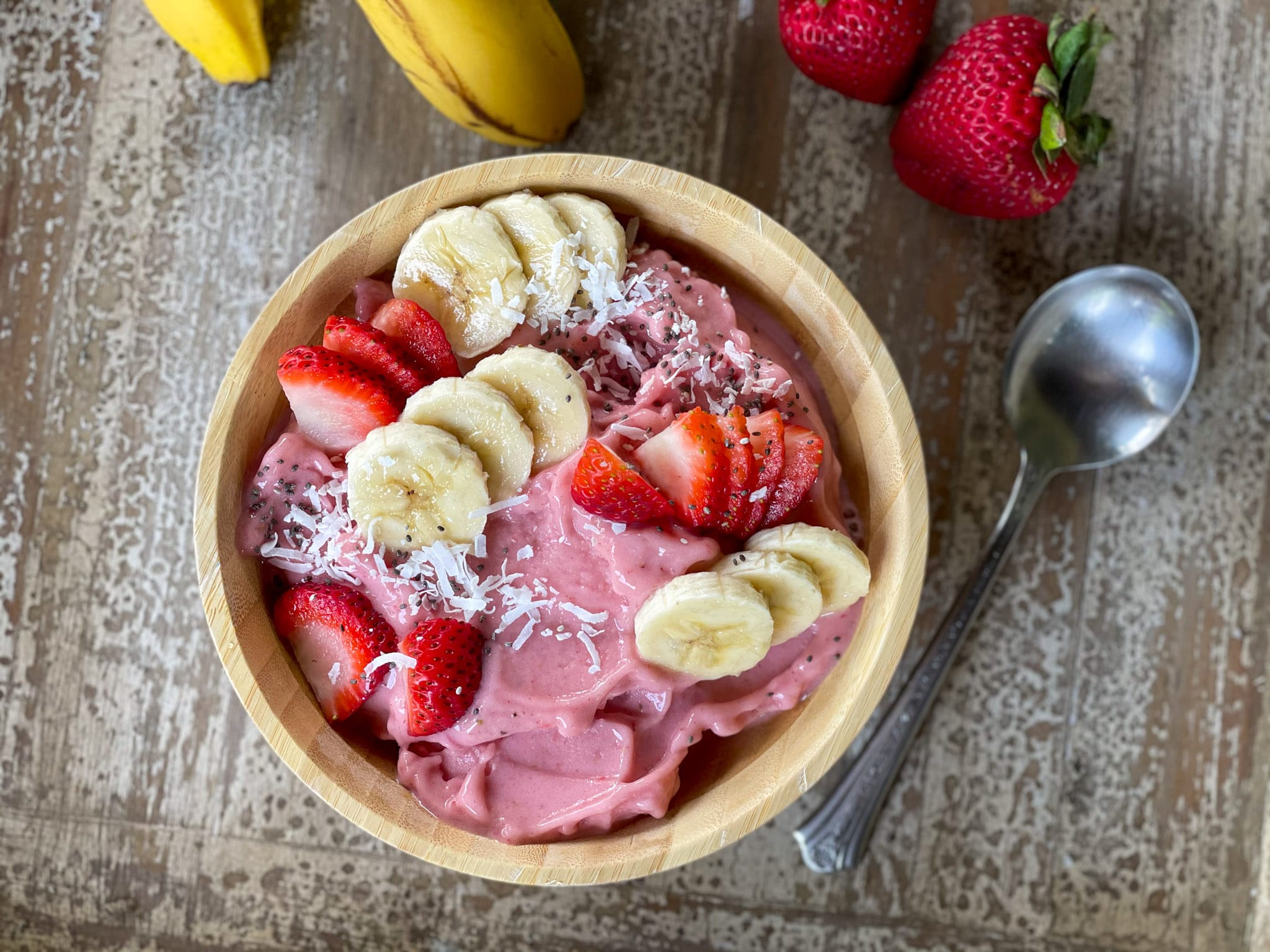Healthy Strawberry Banana Smoothie Bowl without Yogurt   Easy Real ...